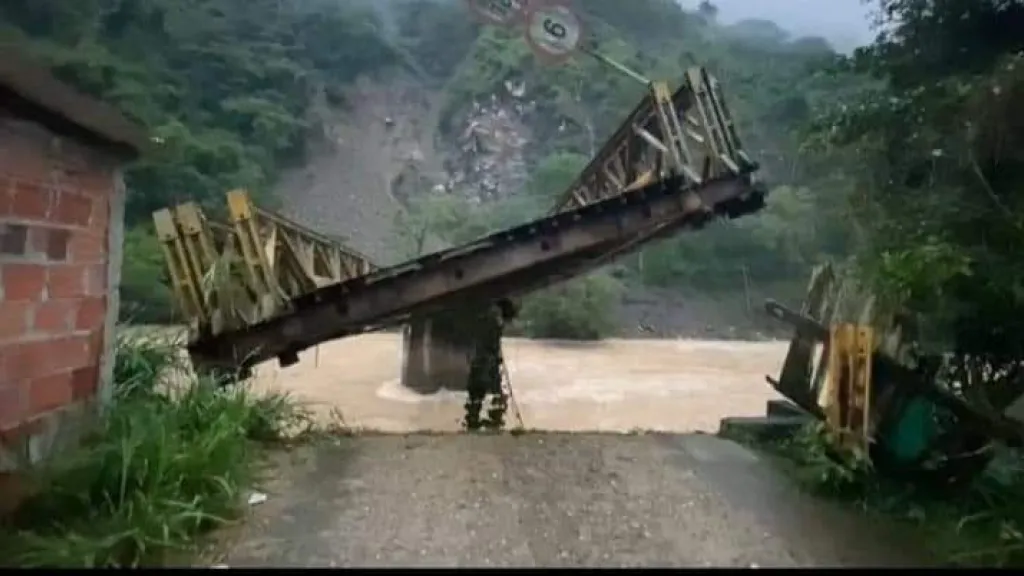 Caída del puente del río Saldaña en Ataco, Tolima