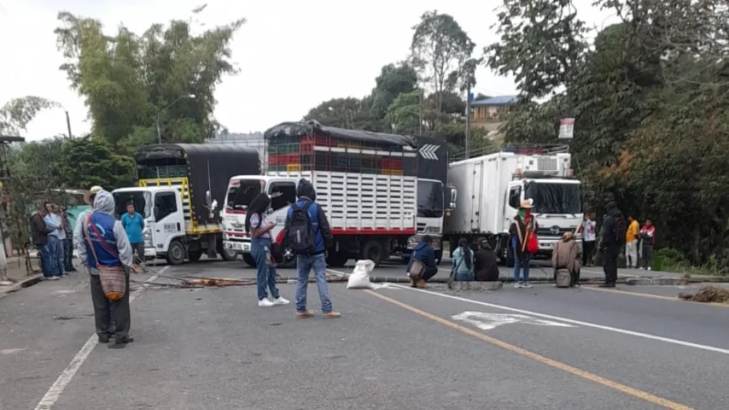 Indígenas del Cauca bloquean la vía Panamericana