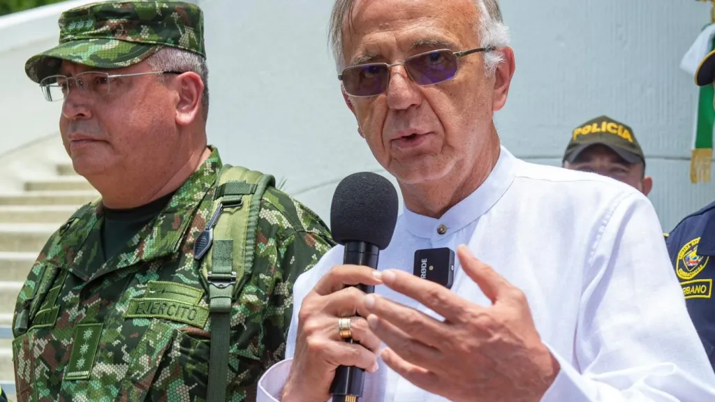Reducción de presupuesto de las FF.MM. | Ministro Velásquez respondió
