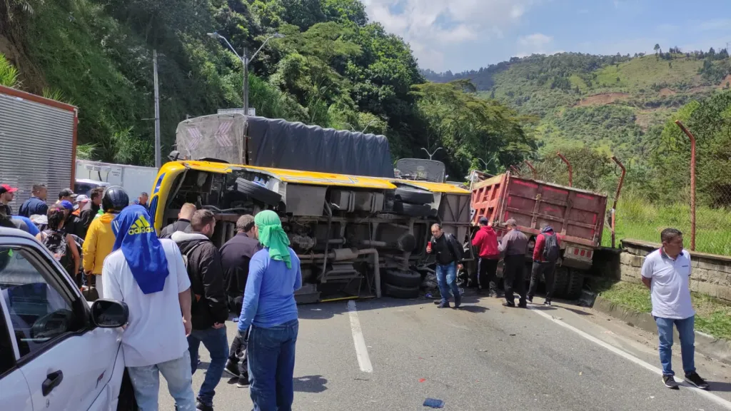Accidente autopista Medellín-Bogotá: Heridos, muertos y cierres