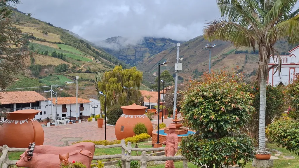 Entre montañas de Norte de Santander, el municipio combina tradición alfarera, riqueza natural y turismo responsable como motor de desarrollo local. 