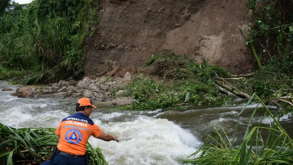 Deslizamiento en el río Otún en la Avenida del Río, Pereira