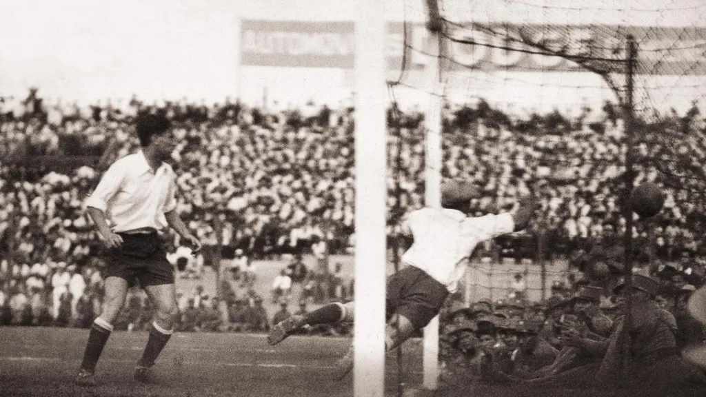 Momento de la tercera anotación de Uruguay en la final frente a Argentina, en la edición de la Copa América de 1935 disputada en Perú.
