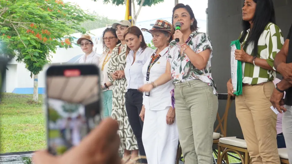 Ministra de Agricultura en evento de entrega de tierras