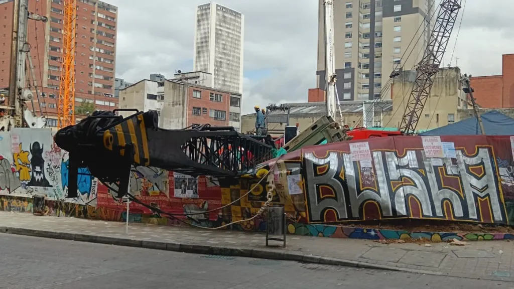 Bogotá: reabren carrera 4 tras caída de grúa