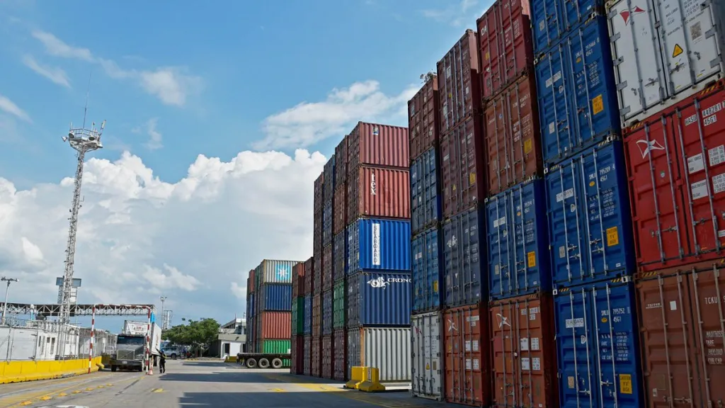 Ecuador impone arancel del 100% a productos colombianos