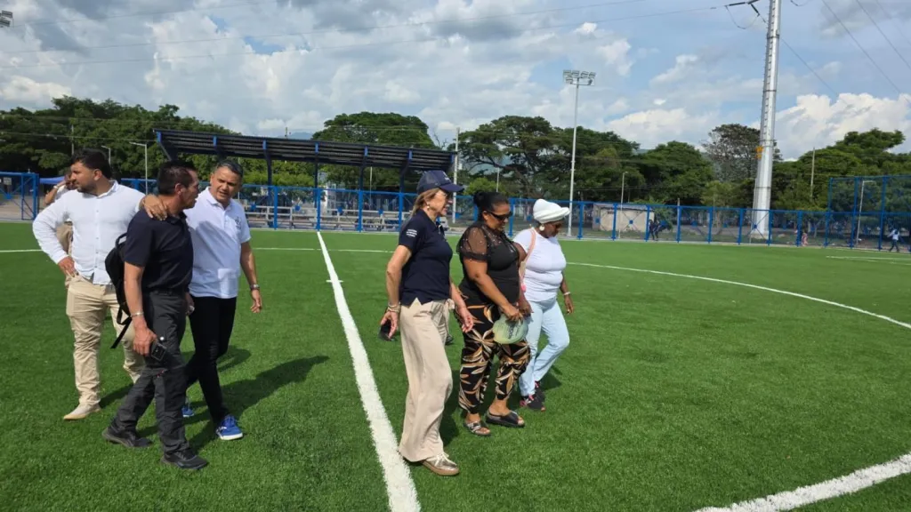 Gobierno Nacional entrega renovada cancha Camilo Torres en Agustín Codazzi