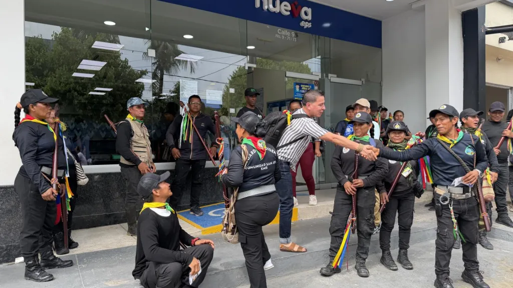 Guardia indígena realiza plantón en sede de la Nueva EPS en Leticia por atención en salud