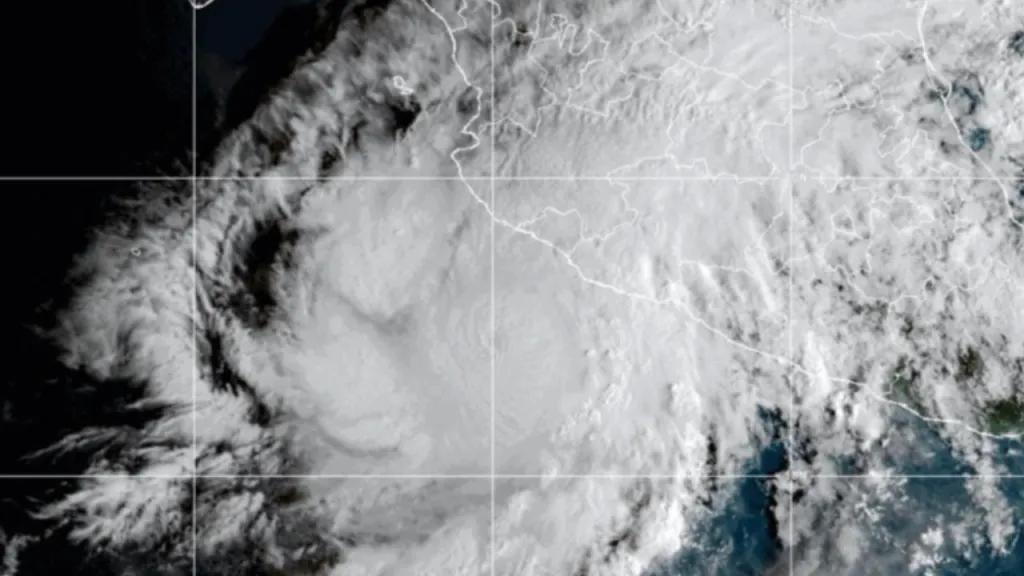 El huracán Simón cambió su trayectoria y se ubica a 105 km de Manzanillo, Colima. Autoridades mexicanas mantienen alertas por lluvias y oleaje elevado.
