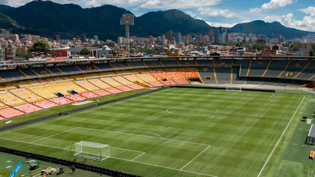 IDRD abre proceso sancionatorio contra Sencia por el deterioro de la gramilla del estadio El Campín de Bogotá.