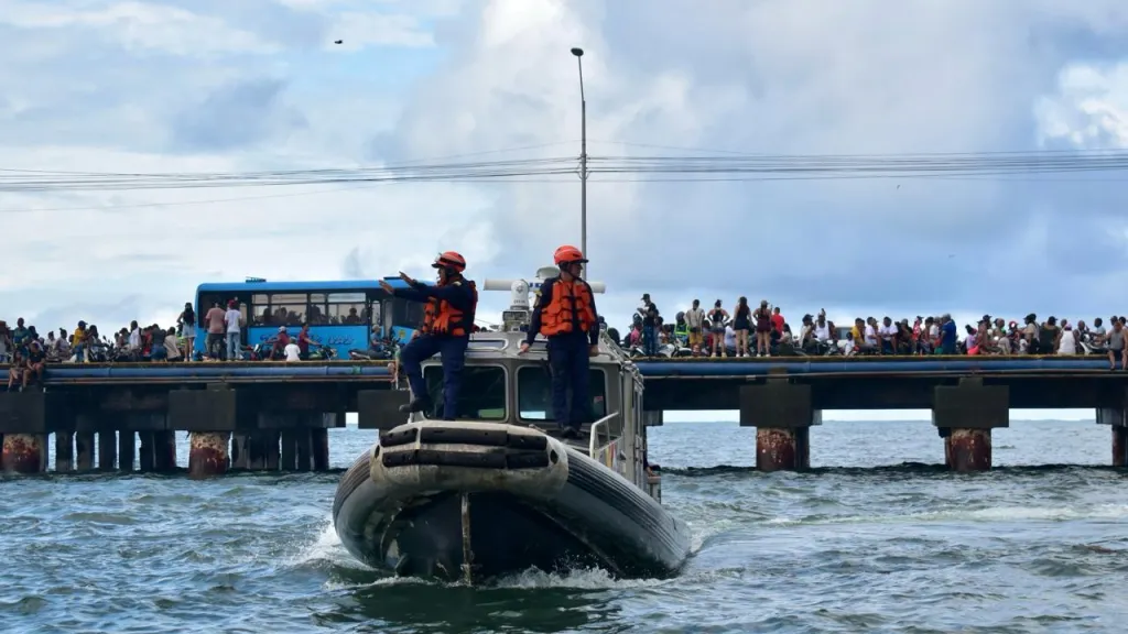 Tumaco: rescatan 16 personas que se hundieron en una canoa 