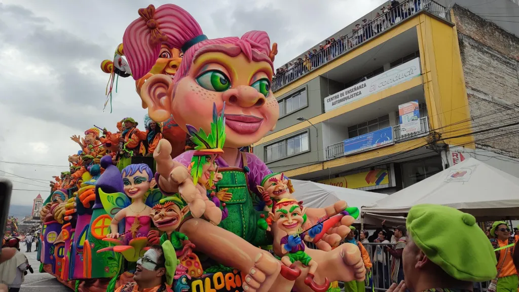 Un ‘Desfile Magno’ para finalizar una fiesta carnavalera inmortal 