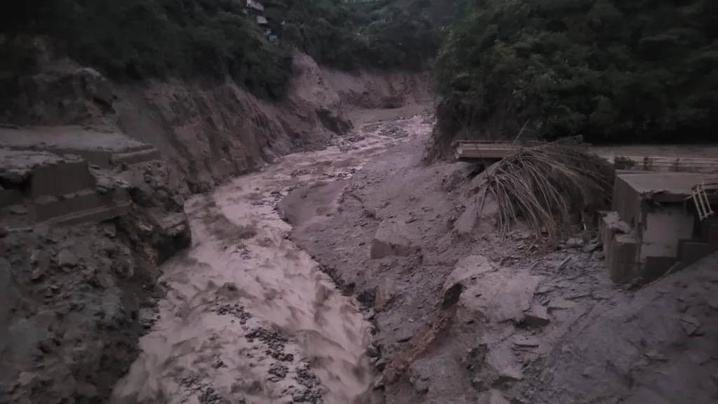 Avalancha en la vía Villavicencio