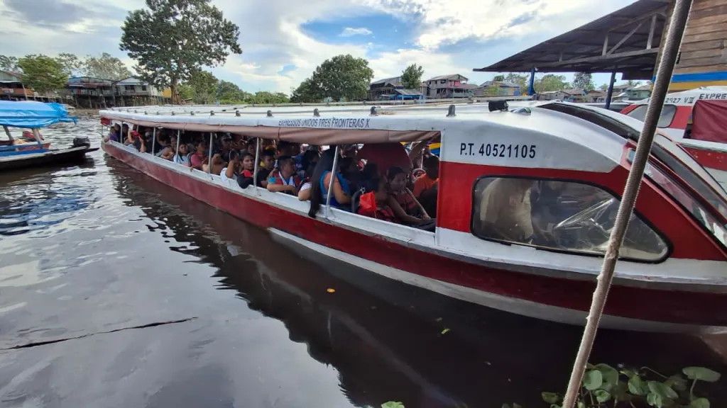 Indígenas llegan en canoa a votar en Amazonas 