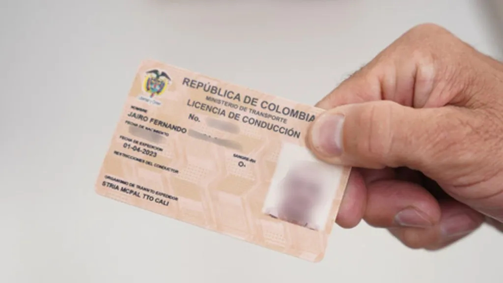 La Ley 2635 de 2026 establece nuevas reglas para adelantar ciclistas y contempla la suspensión de la licencia de conducción hasta por 10 años.