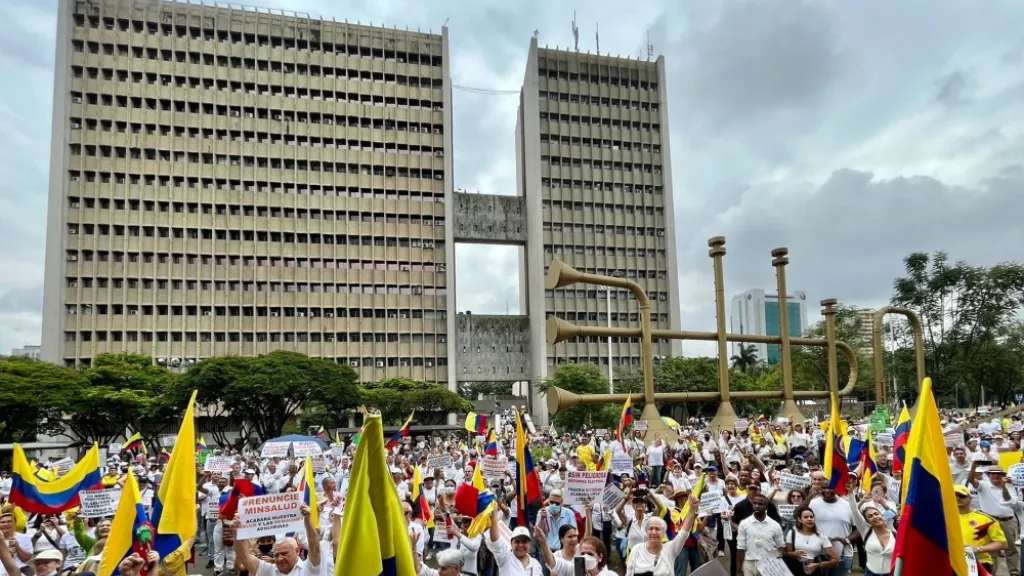 Oposición anuncia movilizaciones por trabajadores de la salud