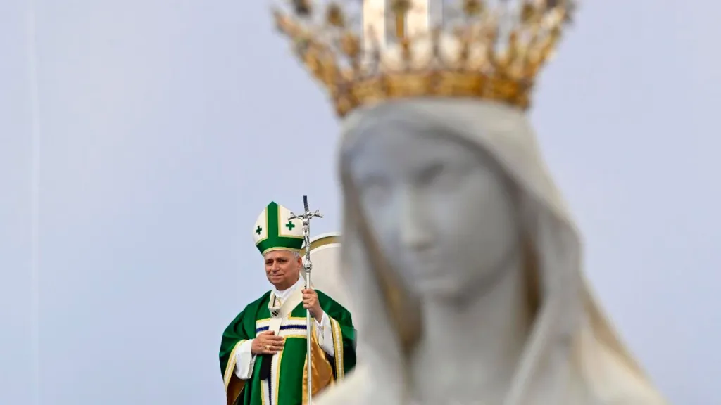 Histórica visita del papa León XIV a París con tradiciones católicas