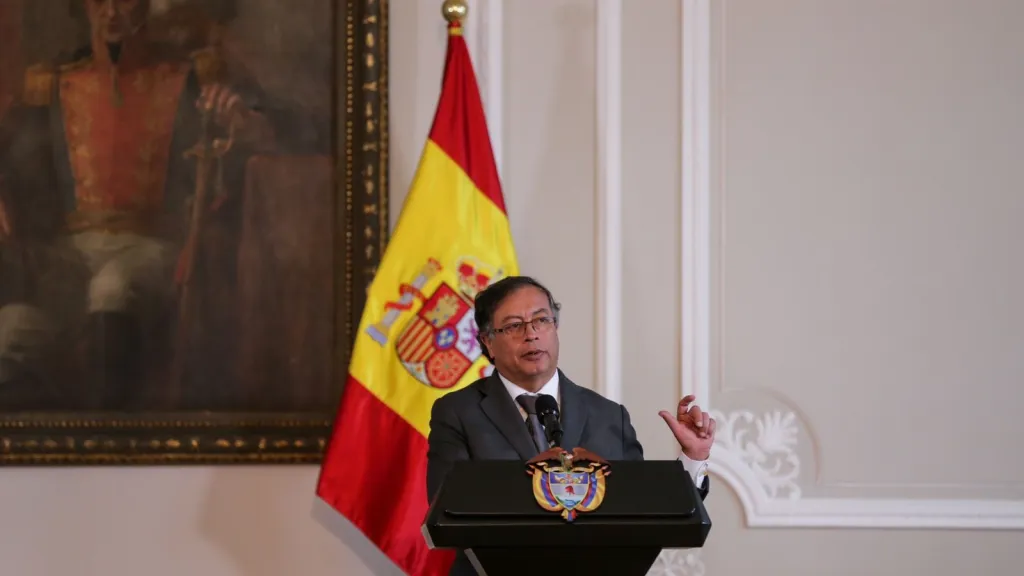 Petro pide acciones de paz a los grupos armados