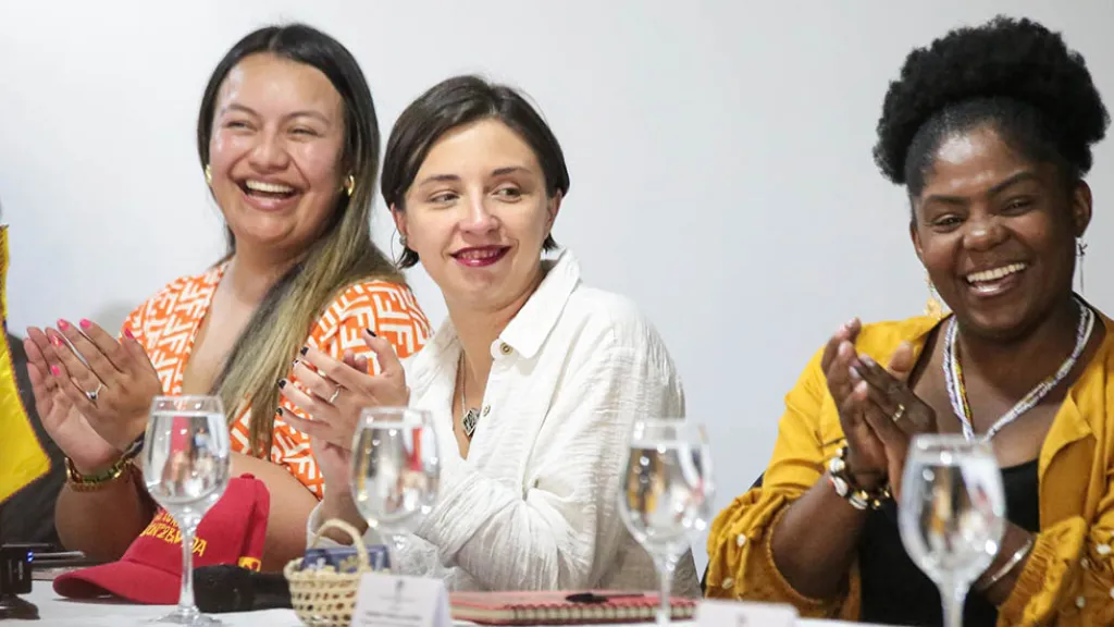 Gobierno destina Gobierno destina $2.1 mil millones a mujeres piangüeras del Pacífico colombiano