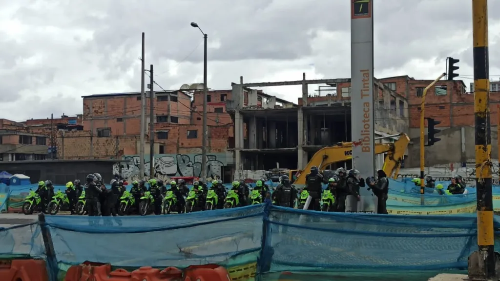 Bicitaxistas de Bogotá dicen que regulación pone en riesgo su sustento