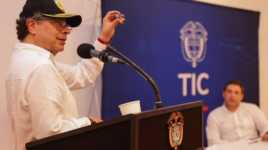 Presidente Petro propone la producción de silicio para liderar en tecnología