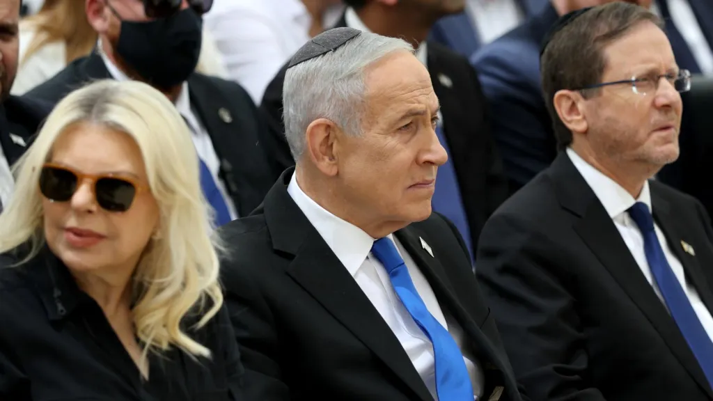 Netanyahu, requerido por la CPI por presuntos crímenes de guerra y de lesa humanidad contra Palestina, informó que el cáncer fue detectado en fase temprana y tratado sin metástasis ni secuelas. 