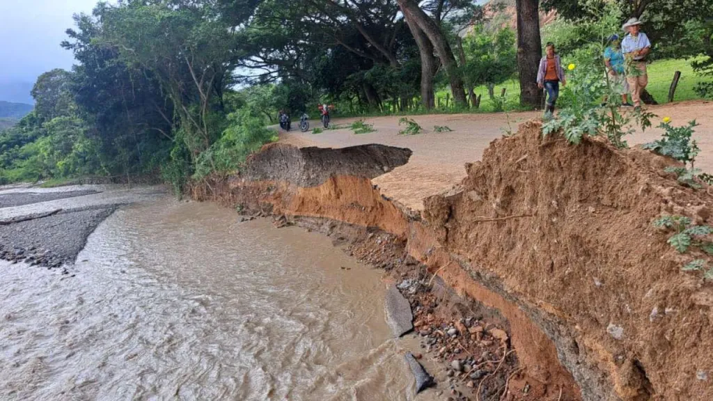  Incomunicado el municipio de Colombia, Huila, por creciente del río Ambicá