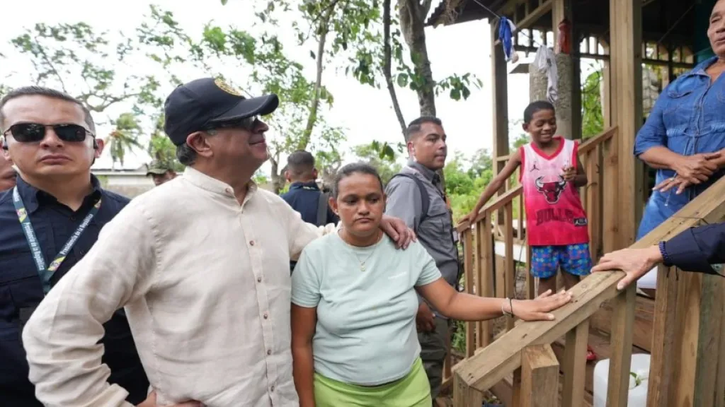 Presidente Petro recorrió zonas damnificadas en San Andrés por huracán Julia
