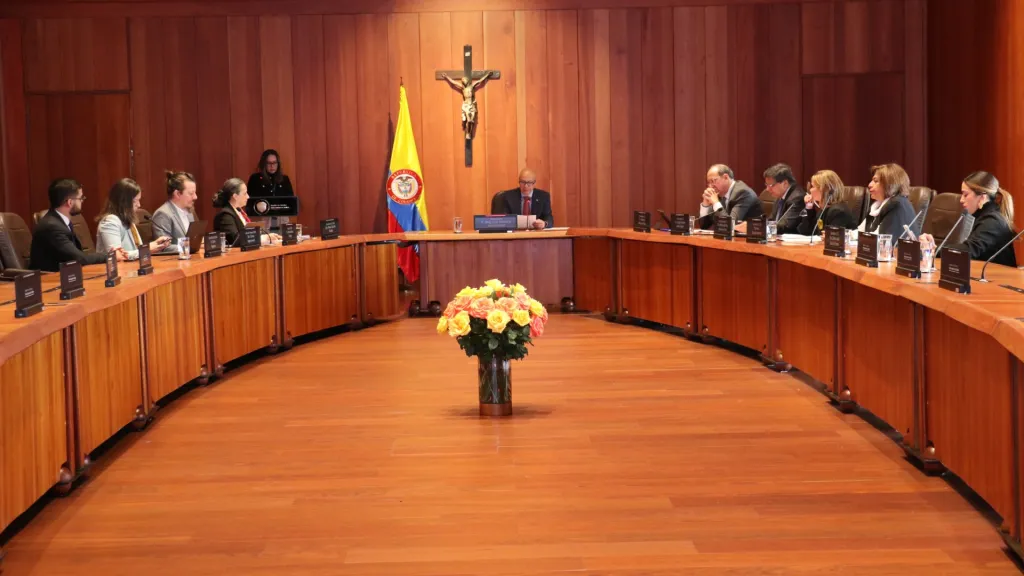 Salario mínimo Colombia 2026: Radican 16 demandas contra decreto