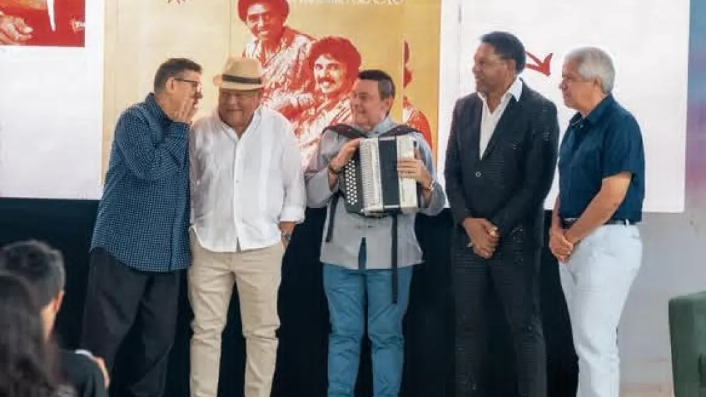 El reconocimiento destacó su legado en el vallenato, su influencia global y su trayectoria junto a grandes artistas, en antesala del Festival de la Leyenda Vallenata.