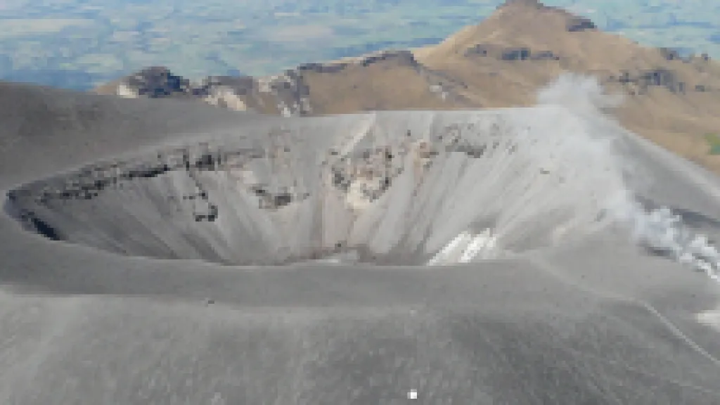 Vista aérea del cráter del Volcán Puracé. Créditos: Servicio Geológico Colombiano.