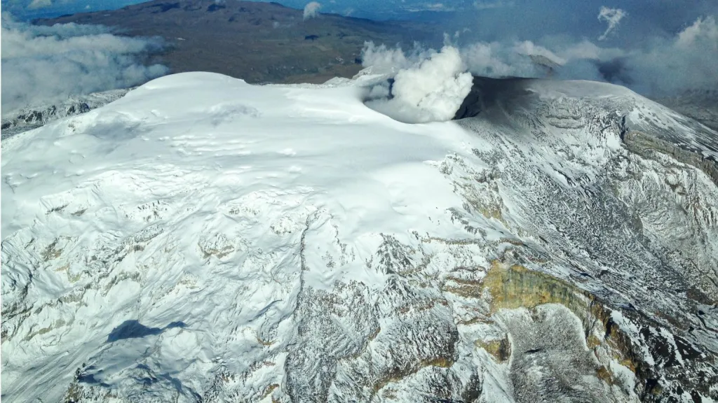 Tipos de erupciones volcánicas y su relación con el Nevado del Ruiz