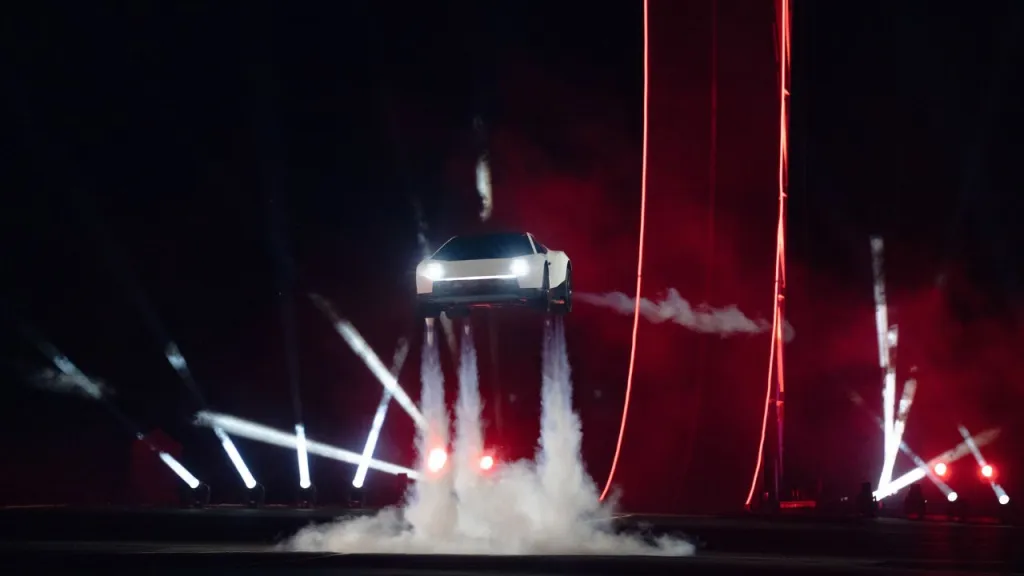 lon Musk presentó el Tesla Roadster, un auto deportivo con propulsores que podría volar. La producción comenzaría en 2028.