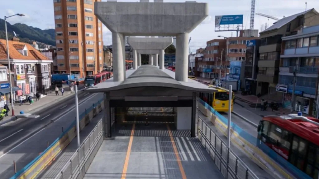 TransMilenio avanza en la accesibilidad de sus estaciones con puertas automáticas, señales auditivas y luminosas, y espacios diseñados para facilitar la movilidad de los usuarios.