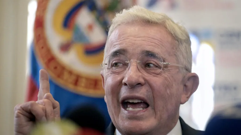 Álvaro Uribe defiende las pequeñas empresas y rechaza las reformas laborales del Gobierno nacional