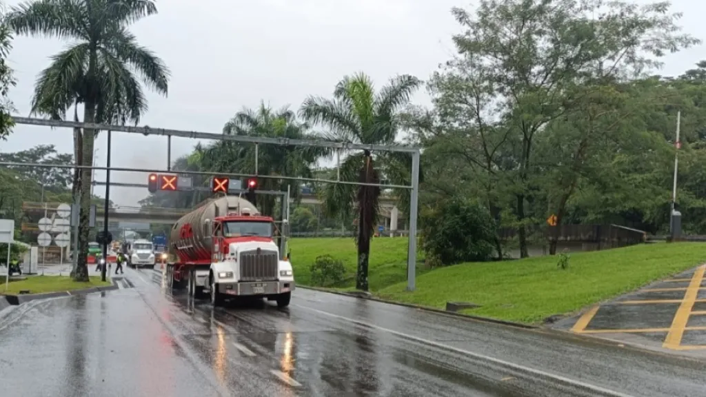 Vía al Llano cierres preventivos por lluvias