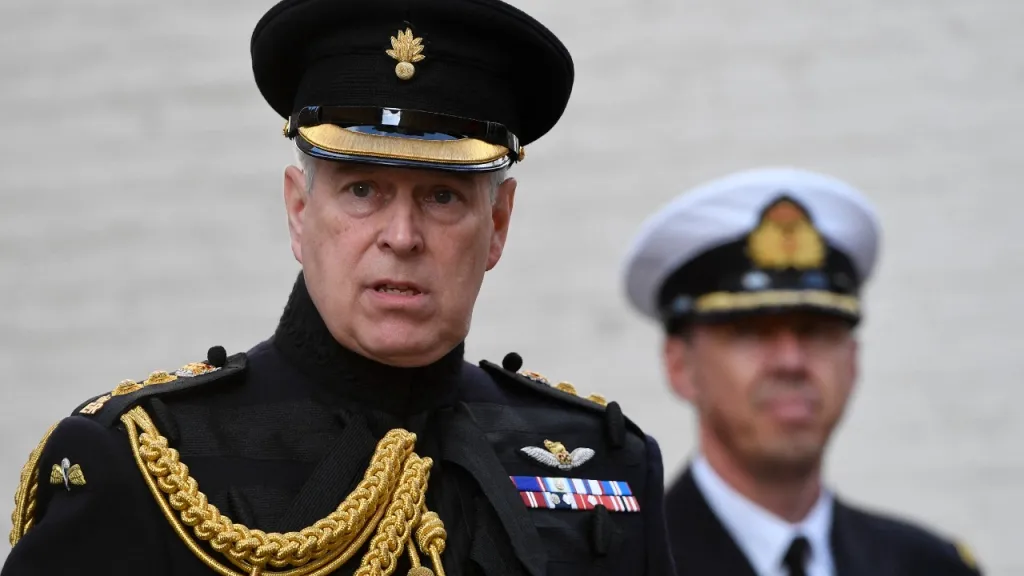 Príncipe Andrés renunció a sus honores militares tras escandalo de agresión sexual