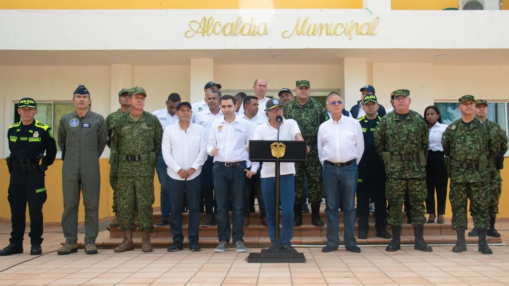 Presidente Petro suspendió órdenes de extradición de negociadores del Eln