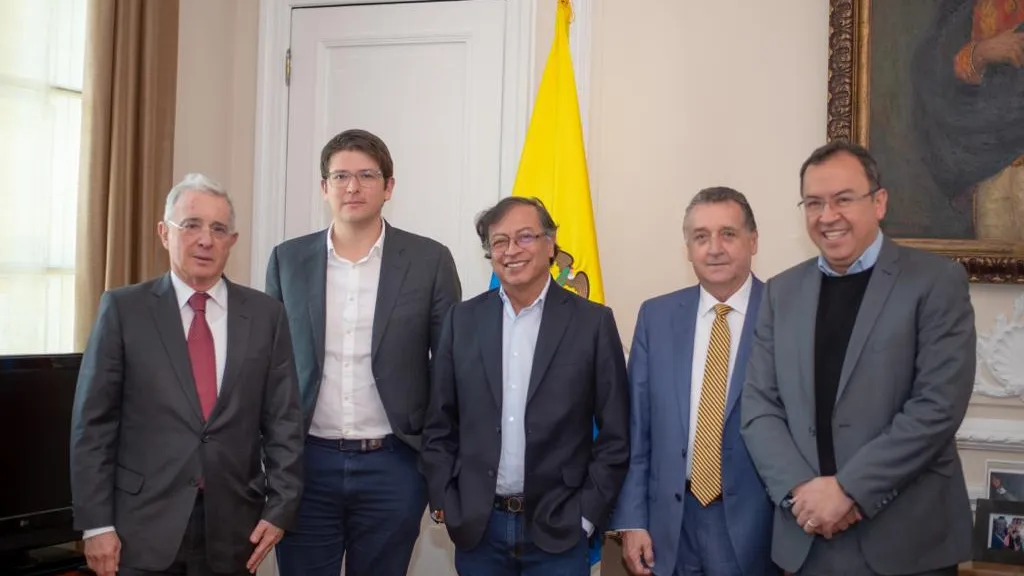  Petro y Uribe se reúnen para hablar sobre la reforma tributaria