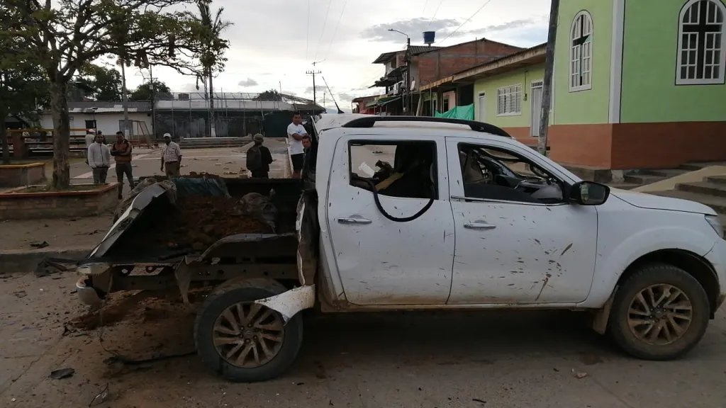 Atentados contra dos estaciones de policía en Cauca dejan un uniformado muerto