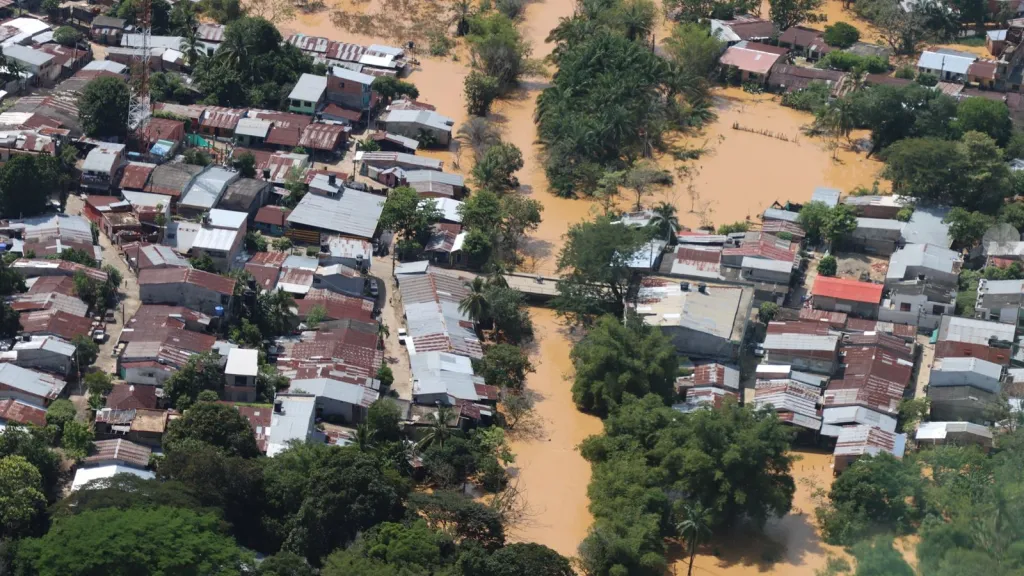 Familias afectadas por las inundaciones en Zaragoza, Antioquia