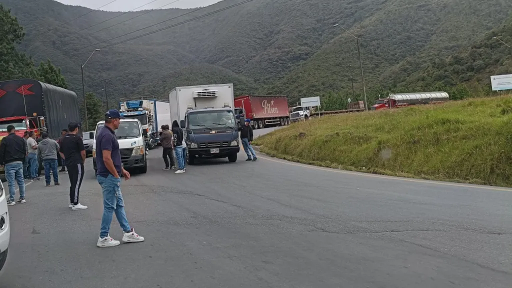 Transportadores bloquean el ingreso a Pasto y el puente de Rumichaca, en la frontera con Ecuador