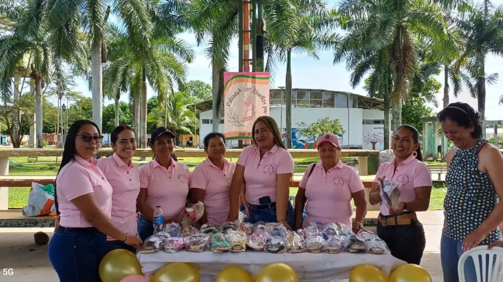 Meta: Mujeres firmantes de paz fabrican zapatos artesanales