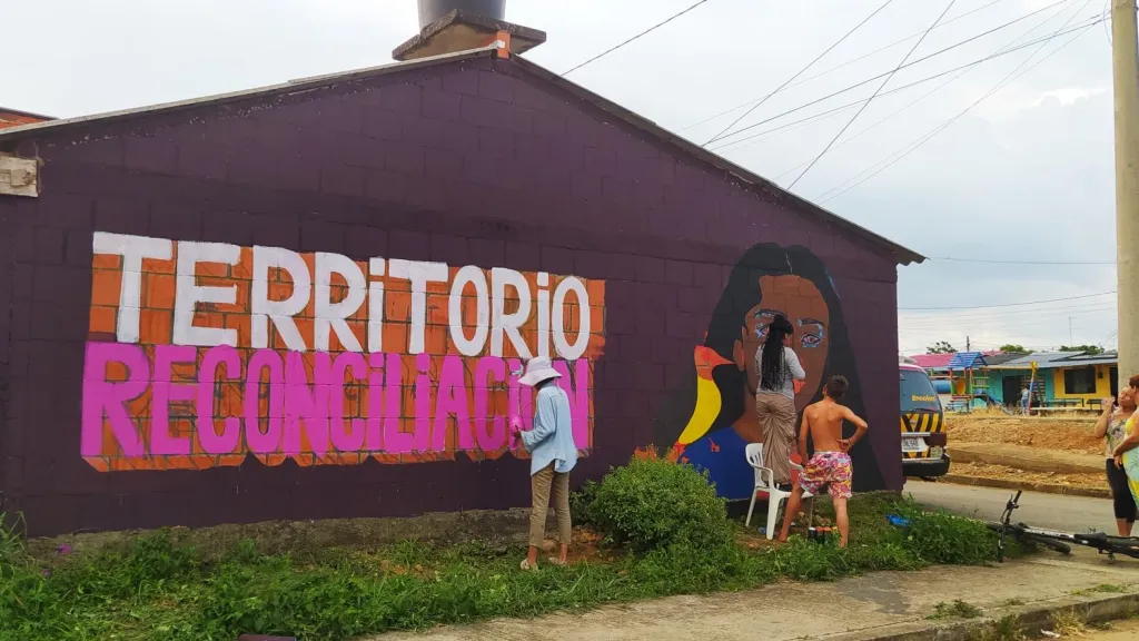 Grafiteros y firmantes de paz llenan de color San Juan de Arama, Meta