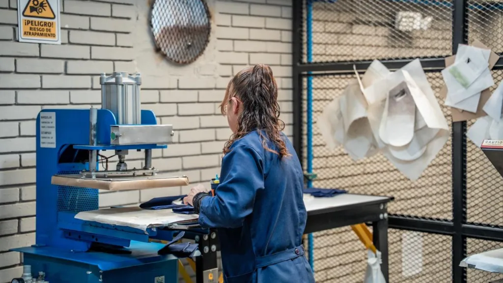 La tasa de desempleo femenina está aproximadamente en un 11,8% comparado con el 10,2% de los hombres. Además, en la ruralidad, 9 de cada 10 mujeres trabajan de manera informal. 