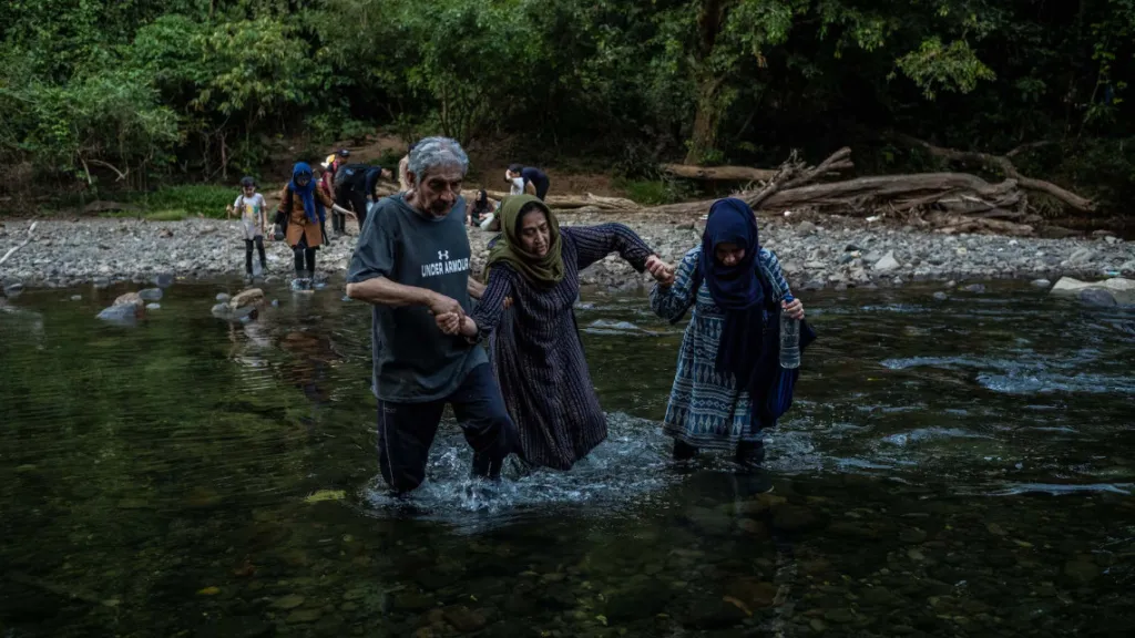 Fotoperiodista colombiano expone la travesía de migrantes en selva del Darién