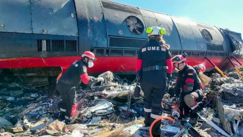 Accidente de trenes en Toledo, España, tras la colisión de dos trenes de alta velocidad de Renfe e Iryo cerca de Urda.