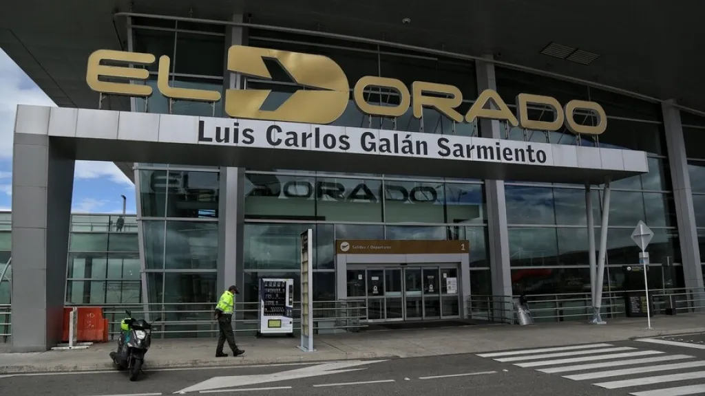 Nelson Enrique Robles: destituyen a intendente de Control Aeroportuario en Bogotá