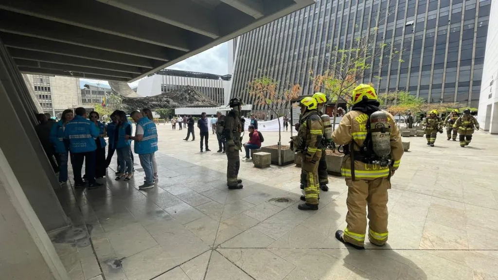 Indígenas ingresaron a la fuerza a la Alcaldía de Medellín