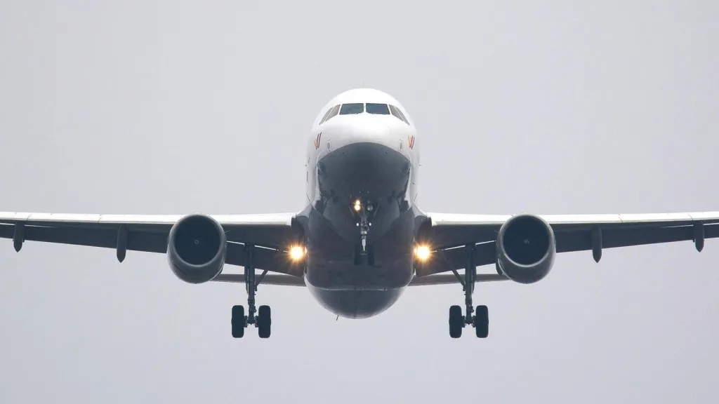 Aerolíneas suspenden vuelos a Venezuela por alerta de EE. UU.